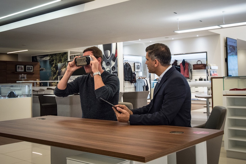 Jaguar Land Rover customers immerse themselves in virtual reality (2)